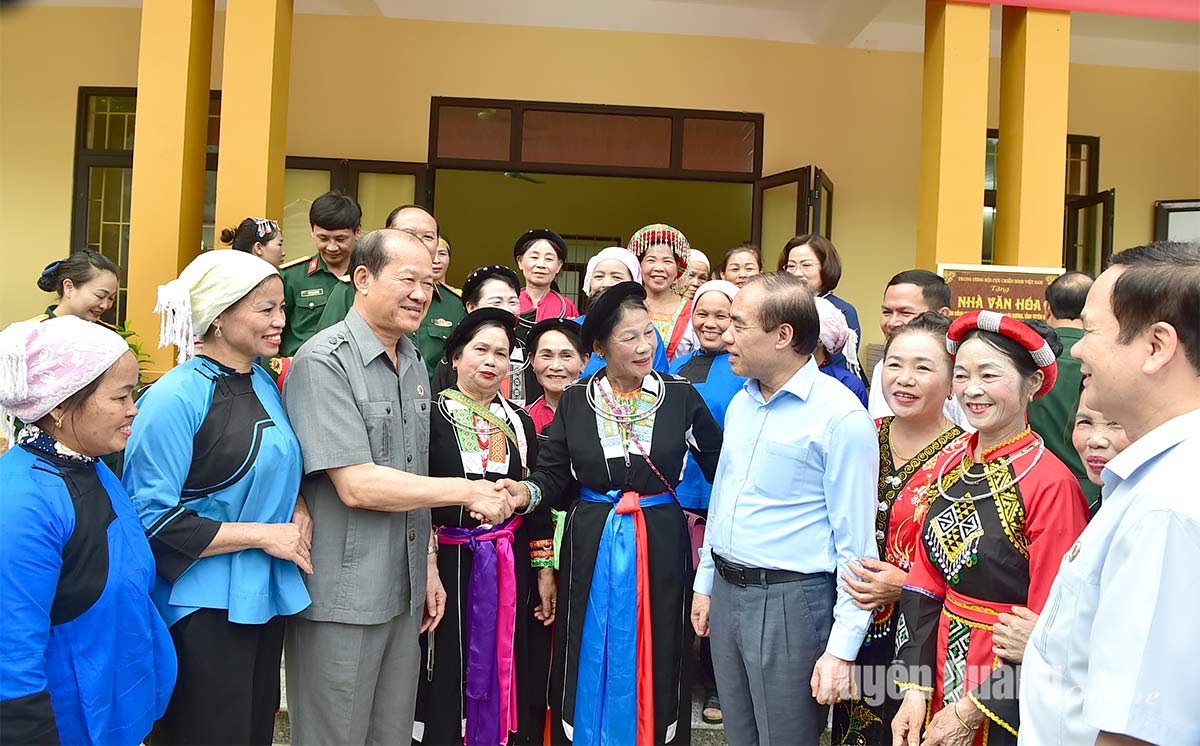 Đồng chí Bí thư Tỉnh ủy Chẩu Văn Lâm và lãnh đạo Hội CCB Việt Nam dự Ngày hội Đại đoàn kết toàn dân tộc tại huyện Sơn Dương