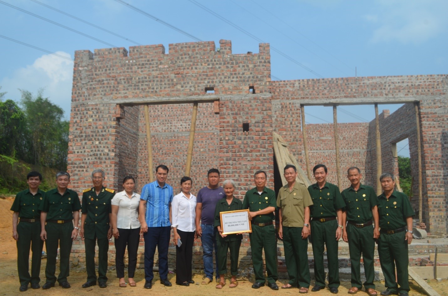 CHUNG TAY XOÁ NHÀ TẠM, NHÀ DỘT NÁT CHO CCB NGHÈO