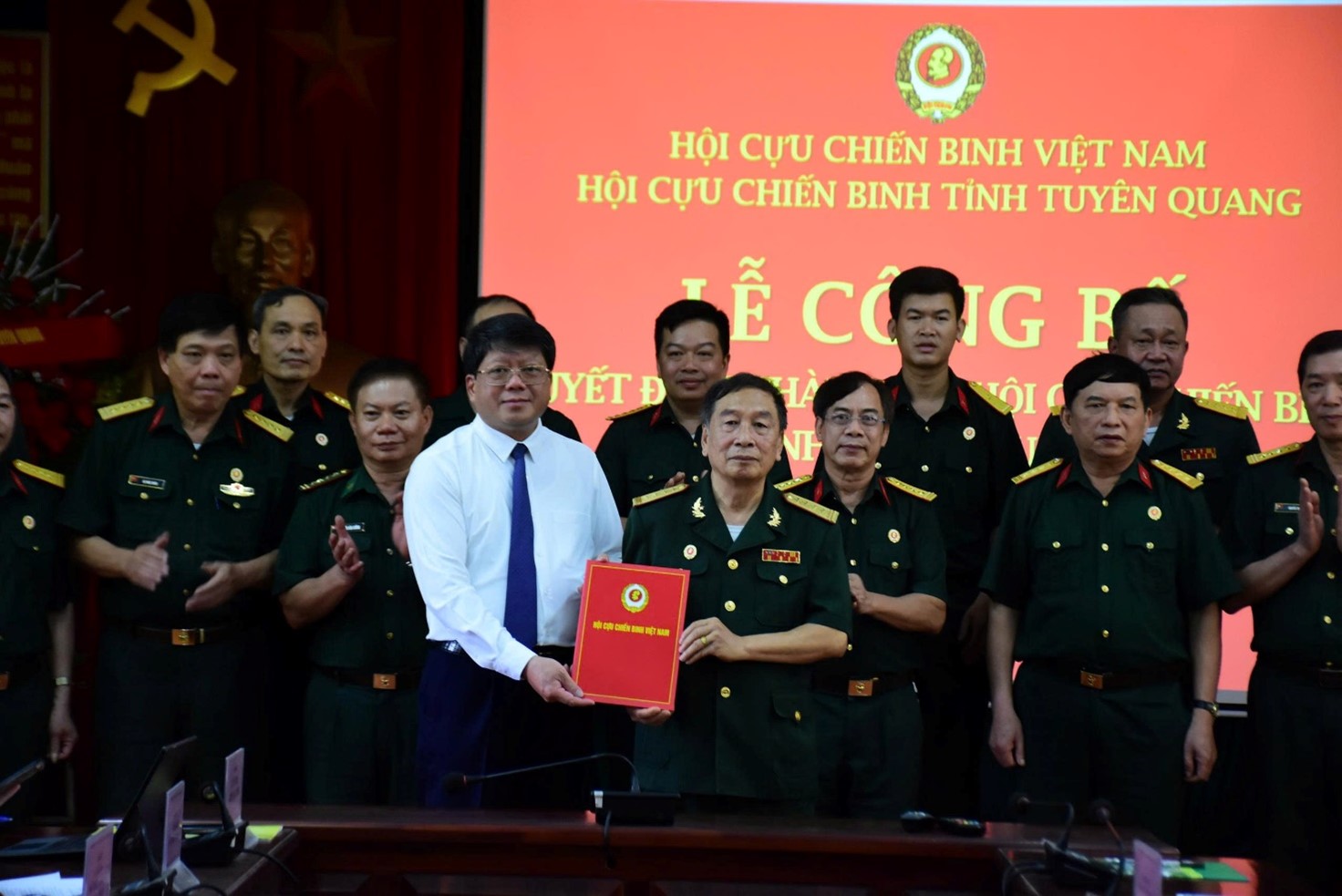 LỄ CÔNG BỐ QUYẾT ĐỊNH THÀNH LẬP HỘI VÀ RA MẮT BAN CHẤP HÀNH HỘI CỰU CHIẾN BINH TỈNH TUYÊN QUANG